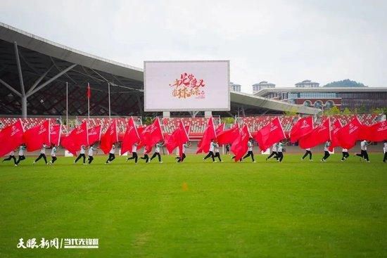 现在，韩美晴穿了一件灰色的长款呢子大衣，显得非常有气质，在香格里拉门口一见面，萧常坤便被她迷的心潮澎湃。